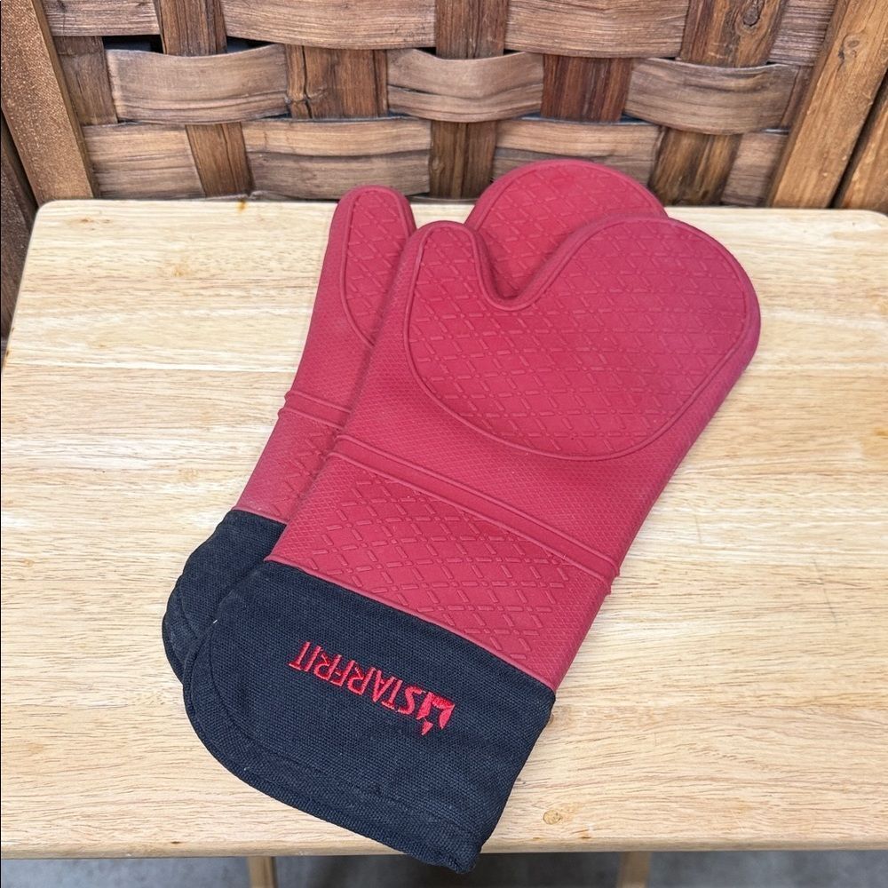 Like New Starfit Silicon Red and Black Oven Mitts